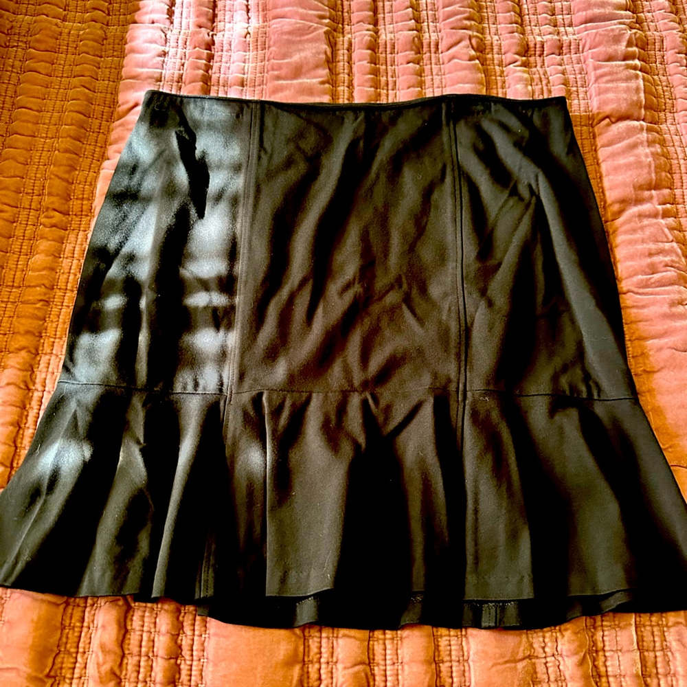 FIGURE FLATTERING pencil skirt that flares below the knee.